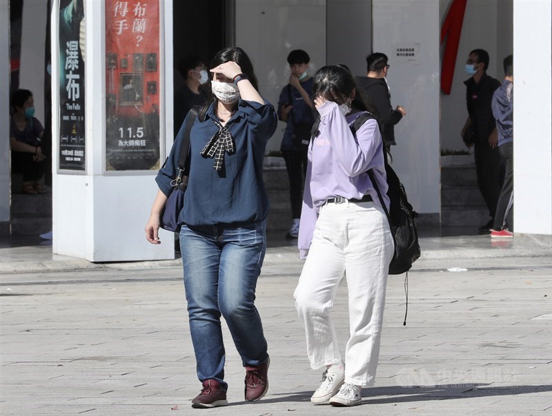 24節氣中的「立冬」今年落在11月7日,傳統習俗會吃補過冬,不過中央氣象局指出,北部及東半部地區白天溫暖舒適,中南部地區也依舊溫暖偏熱,午後大台北太陽露臉,有街頭民眾舉起手遮陽。中央社記者張皓安攝 110年11月7日