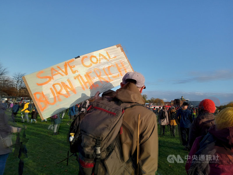 COP26召開以來最大規模遊行6日在蘇格蘭格拉斯哥市登場，不少參與民眾主張氣候變遷反映社會經濟不平等及資本主義之惡。中央社記者陳韻聿格拉斯哥攝 110年11月7日