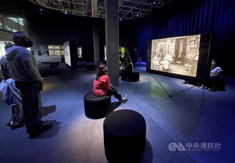 洛杉磯的奧斯卡電影博物館展場,使用多媒體設施介紹電影產業百年來的演變。中央社記者林宏翰洛杉磯攝 110年11月7日