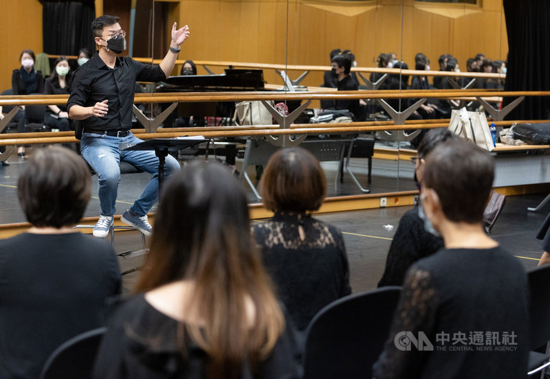 東吳校友合唱團今年成立10週年，音樂會首度評議過關將在台北國家音樂廳演出，19日即將登場，團員加緊排練。中央社記者謝佳璋攝  110年11月7日