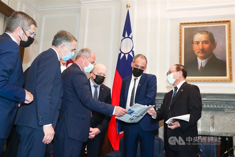 率領歐洲官方議會團訪台的法籍議員格魯克斯曼(右2)指出,正是因為中國對台的侵略行徑,才讓歐盟更支持台灣。圖為歐洲議會訪團4日拜會總統蔡英文,外交部次長曾厚仁(右)與會,向訪團成員分享台灣報導歐洲議會訪台相關新聞。(中央社檔案照片)