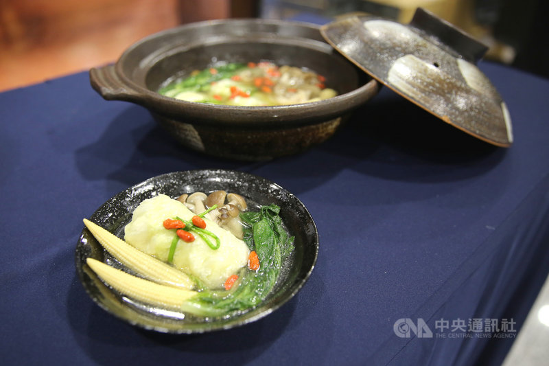 花蓮慈濟醫院營養科推出立冬應景健康食譜「當歸生薑養生湯」，利用自製的高麗菜捲取代葷食，不僅營養價值高，也十分美味，讓人吃得健康均衡、無負擔。（花蓮慈濟醫院提供）中央社記者李先鳳傳真 110年11月7日