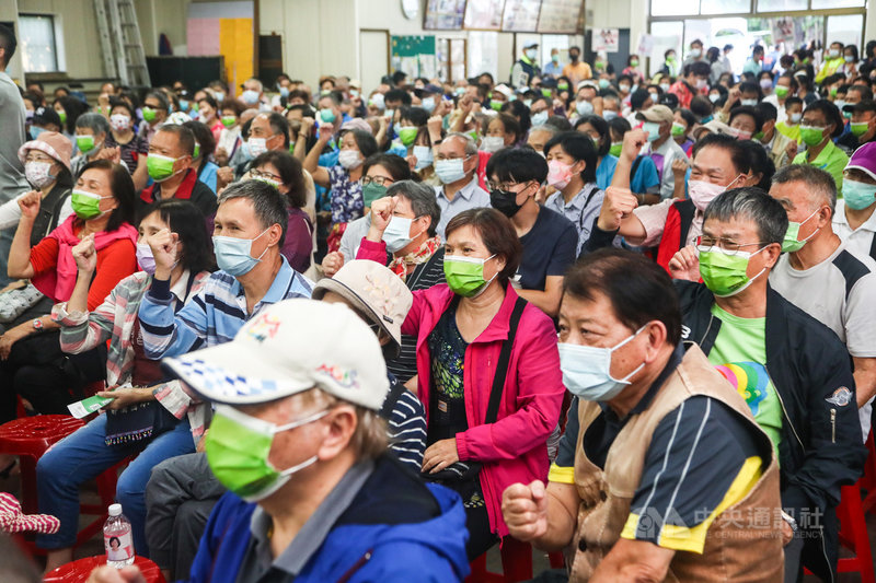 民進黨籍立委蘇巧慧7日下午在新北市樹林區舉辦「四個不同意 台灣更有力」公投說明會,邀請行政院長蘇貞昌、桃園市長鄭文燦等人到場宣講,吸引不少民眾到場參與。中央社記者王騰毅攝 110年11月7日