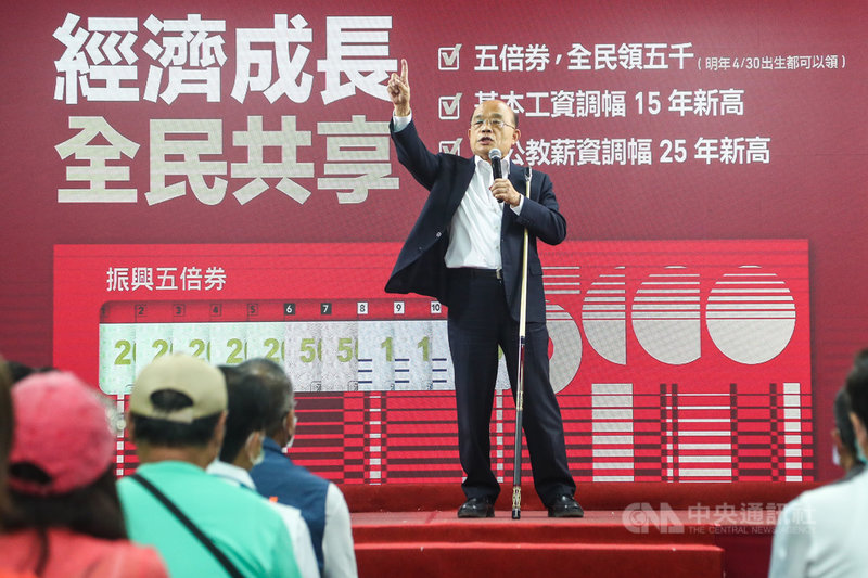 民進黨立委蘇巧慧7日下午在新北市樹林區舉辦公投說明會,行政院長蘇貞昌(後)應邀到場助講,不忘宣揚政府施政成績,號召民眾年底在4大公投案都投下不同意票,讓好的政策能夠延續下去。中央社記者王騰毅攝 110年11月7日