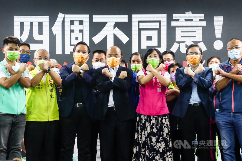 民進黨立委蘇巧慧(前右3)7日下午在新北市樹林區舉辦「四個不同意 台灣更有力」公投說明會,行政院長蘇貞昌(前左4)及政務委員羅秉成(前左3)等人同台,號召支持者在12月18日投下4張不同意票。中央社記者王騰毅攝 110年11月7日