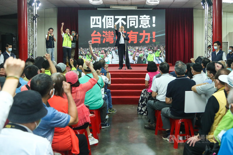 民進黨立委蘇巧慧7日下午在新北市樹林區舉辦「四個不同意 台灣更有力」公投說明會,邀請行政院長蘇貞昌(後中)到場助講,呼籲大家12月18日針對4個公投案都投下不同意票。中央社記者王騰毅攝 110年11月7日