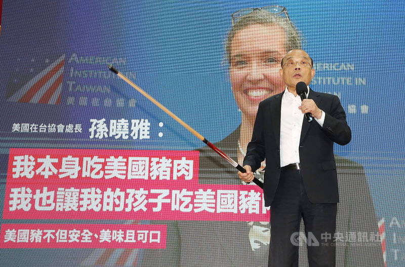 行政院長蘇貞昌(圖)7日到新北市中和區出席公投說明會,力促4個不同意,蘇貞昌指出,美國在台協會(AIT)處長孫曉雅也說自己及孩子都吃美豬,反萊豬進口是要讓台灣走不出去,妨礙台美關係,要買不買鄉親可選擇,但別讓台灣失去走入國際貿易組織的機會。中央社記者郭日曉攝 110年11月7日