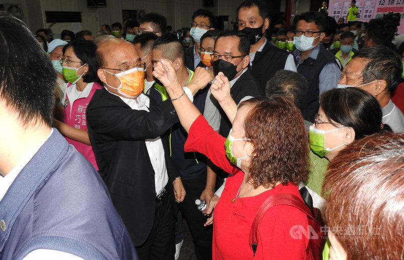 行政院長蘇貞昌(前中左橘色口罩者)7日下午起在新北市連跑多場公投說明會,號召民眾12月18日務必投下4個不同意,進場時受到許多民眾熱情歡迎。中央社記者王鴻國攝 110年11月7日