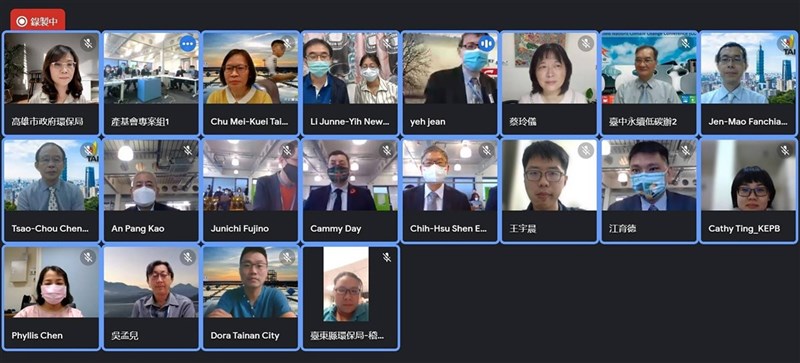 環保署在英國格拉斯哥當地時間6日上午10時舉辦「邁向淨零轉型城市行動論壇」(Net Zero Urban Action Forum),由行政院能源及減碳辦公室副執行長林子倫擔任主持人,邀請愛丁堡市議會副議長Cammy Day、全球環境戰略研究所(IGES)及台灣六都代表,以實體及線上方式進行交流。(環保署提供)中央社記者張雄風傳真 110年11月7日