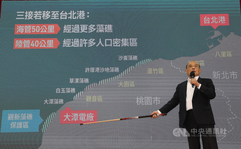 行政院長蘇貞昌7日在新北連跑多場公投說明會開講,對於三接遷離公投案,蘇貞昌表示,倘若三接移至台北港,接管延長達50公里,會影響更多藻礁生態;若管線改經過人口密集區,管長40公里,將影響更多民眾生活,呼籲民眾12月18日務必投下不同意票。中央社記者郭日曉攝 110年11月7日
