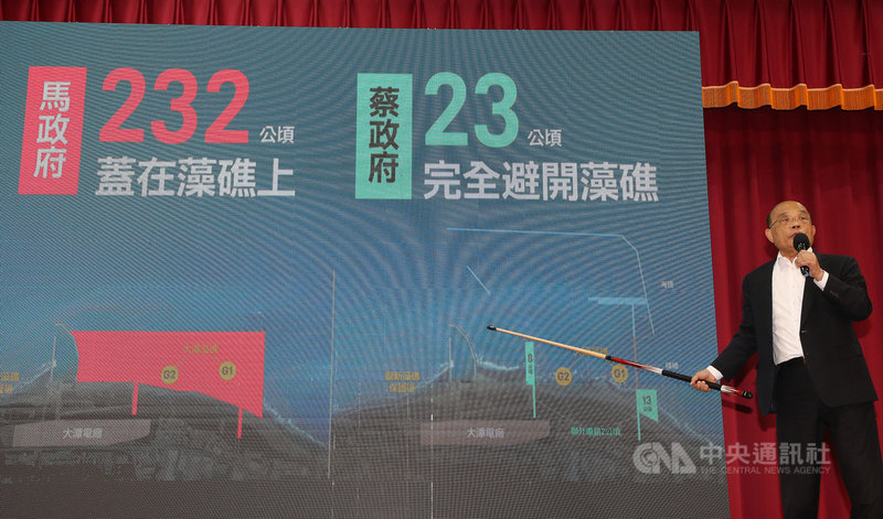 行政院長蘇貞昌7日在新北多場公投說明會宣講,拿起撞球桿仔細說明反對4大公投理由。對於三接遷離案,蘇貞昌表示,從過去燃煤改天然氣發電可避免空污,因此規劃建設第三接氣站並大幅減少使用面積、完全避開藻礁。中央社記者郭日曉攝 110年11月7日