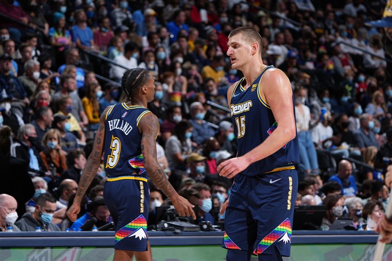 NBA金塊6日靠約基奇（前右）繳出「雙十」成績單，並在終場前讀秒階段賞了對手一記「再見火鍋」，驚險擊退火箭。（圖取自twitter.com/nuggets）