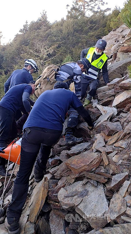 22歲蔡姓男子到花蓮縣秀林鄉攀登羊頭山,卻不慎摔落邊坡50公尺深山谷,消防局獲報後趕赴救援,但接觸時男子已無生命徵象,緊急將其搬運至吊掛點,由空勤協助載運下山送醫。(花蓮縣消防局提供)中央社記者李先鳳傳真 110年11月7日