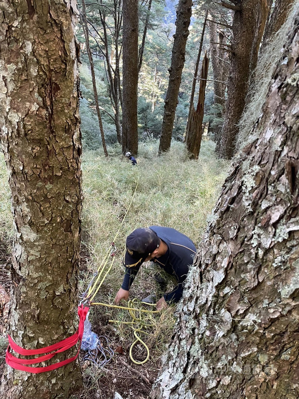 22歲蔡姓男子攀登花蓮秀林羊頭山時不慎摔落邊坡深谷,消防局人員獲報出動搶救,但接觸時傷者已無生命徵象,救援人員將傷者拉至步道並搬運至吊掛點,由空勤直升機將傷者運下山後送花蓮慈濟醫院搶救。(花蓮縣消防局提供)中央社記者李先鳳傳真 110年11月7日