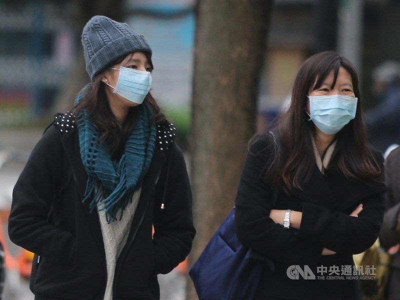 中央氣象局表示，8日清晨鋒面過境帶來降雨，台灣北部轉為溼冷天氣，8日深夜到9日清晨氣溫約攝氏16度。（中央社檔案照片）