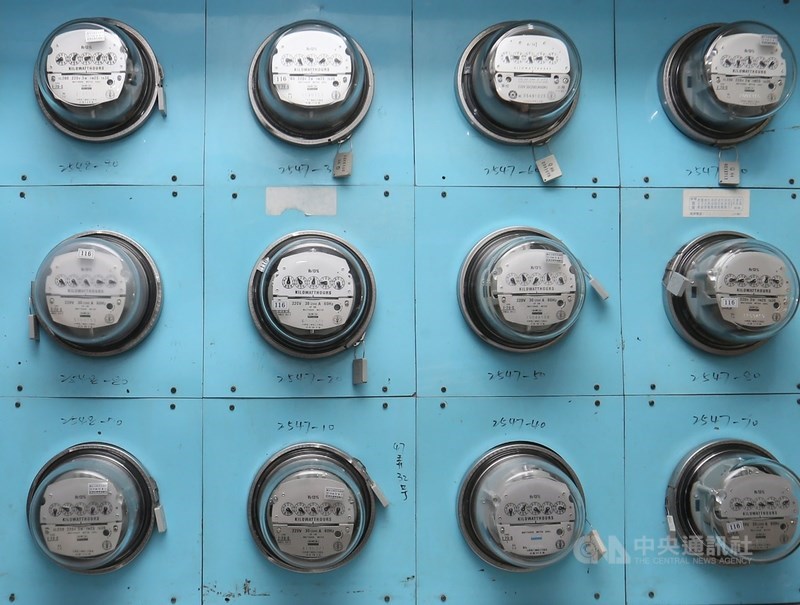 媒體報導台電罕見在11月供電「降壓」,證明現在就是缺電。台電表示,降壓運轉是維持電力供需平衡與穩定供電的必要手段,並非外界所傳缺電的疑慮。(中央社檔案照片)