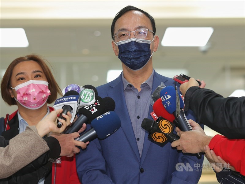 國民黨主席朱立倫(右)8日在松山機場搭機前受訪,向總統蔡英文下戰帖,邀蔡總統一起辯論公投議題。他說,蔡總統既然認為公投是全民大家一起來,那作為民進黨主席,就不要躲在讀稿機之後,一起來辯論。中央社記者謝佳璋攝 110年11月8日