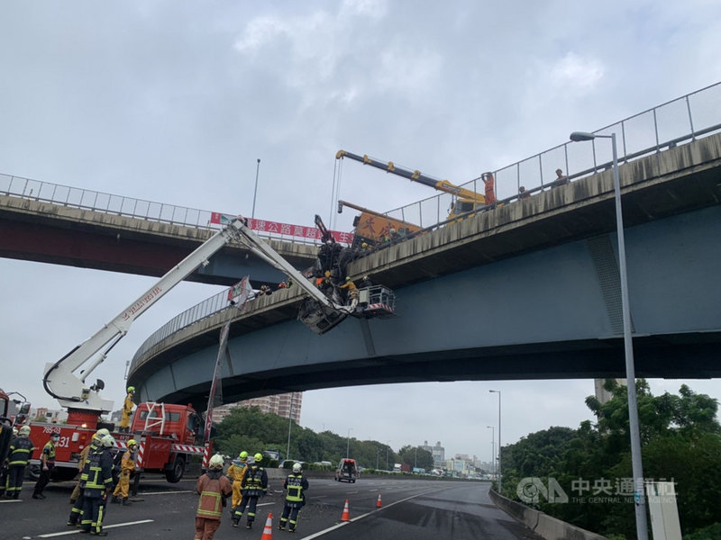 國道1號貨車自撞護欄車頭懸掛橋邊車流回堵逾3公里 社會 重點新聞 中央社cna