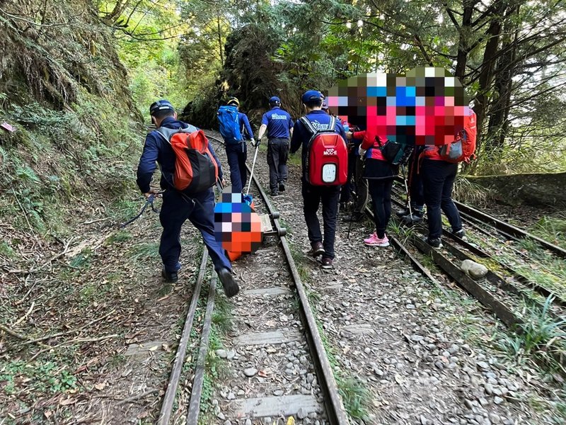 繼10月一名山友在阿里山眠月線失足死亡,8日上午眠月線再發生事故,一名年約54歲女性山友不慎跌落約3層樓高橋下受傷,嘉義縣消防局獲報立即趕往現場搶救。(嘉義縣消防局提供)中央社記者蔡智明傳真 110年11月8日