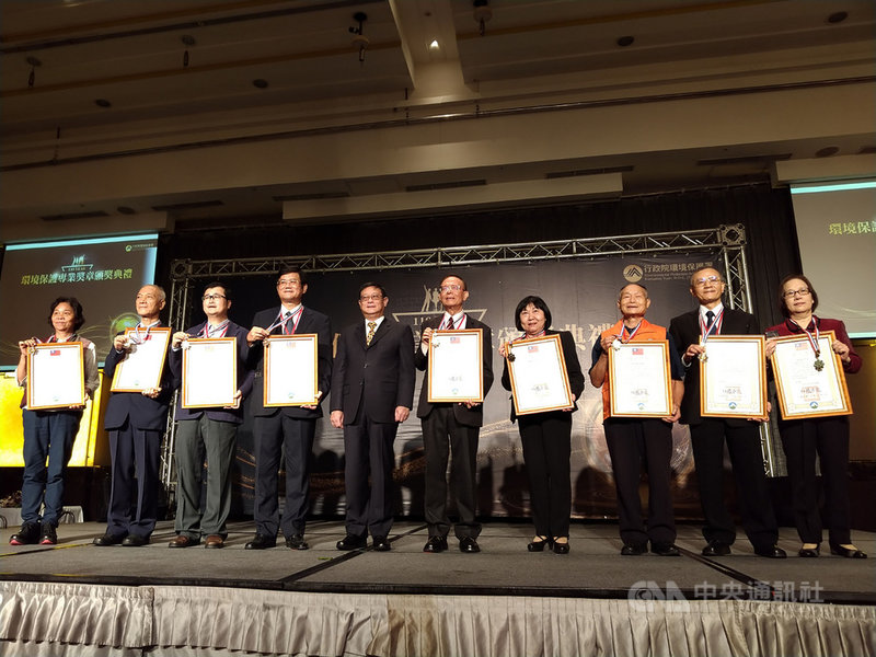 行政院環境保護署8日舉辦「110年環境保護專業獎章頒獎典禮」,南華大學校長林聰明(右5)獲頒榮譽類獎章,另有8名得獎者榮獲一至三等學術類、實踐類及行政類獎章,得獎者與環保署長張子敬(左5)合照。中央社記者張雄風攝 110年11月8日