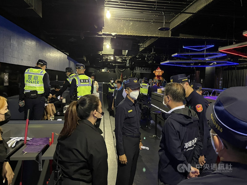 為避免大樓居住安全危機及隱藏治安死角,高雄市警方結合消防、衛生、工務等局處,針對大樓、夜店實施治安、公安和消防等聯合稽查。(高雄市警察局苓雅分局提供)中央社記者蔡孟妤傳真 110年11月8日
