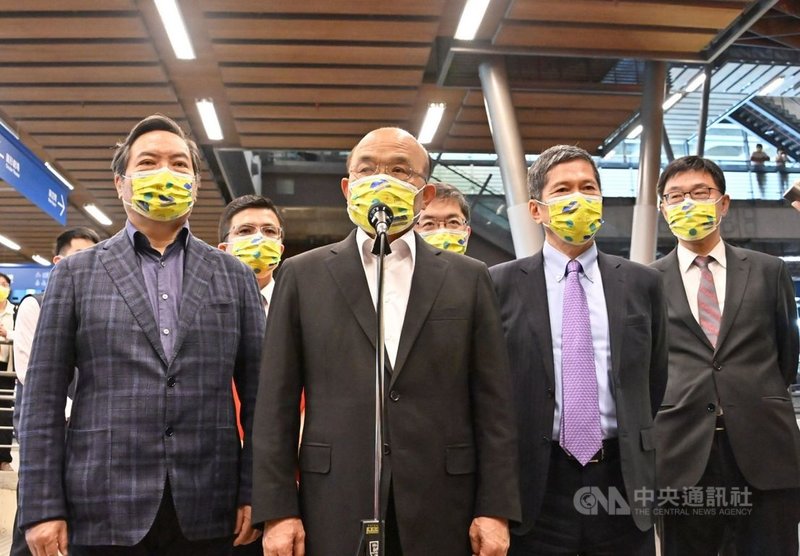 行政院長蘇貞昌(前左2)8日在文化部長李永得(右2)、行政院發言人羅秉成(前左1)陪同下,到台南市出席國立台灣歷史博物館升格典禮。(行政院提供)中央社記者陳俊華傳真 110年11月8日
