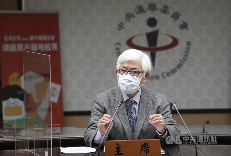 110年全國性公民投票投開票所查詢系統上線記者會8日在台北舉辦,中選會主委李進勇(圖)說明投開票所查詢系統網頁操作流程。中央社記者吳家昇攝 110年11月8日
