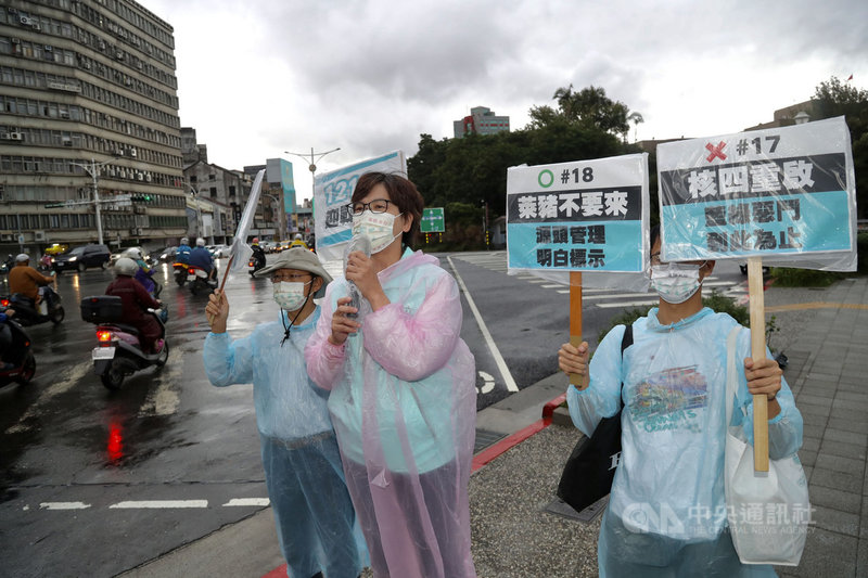 台灣民眾黨立委蔡壁如(中)8日一早在台北街頭展開公投宣講活動,傳遞4大公投理念及立場,也呼籲民眾在12月18日出來投票。中央社記者張皓安攝 10年11月8日