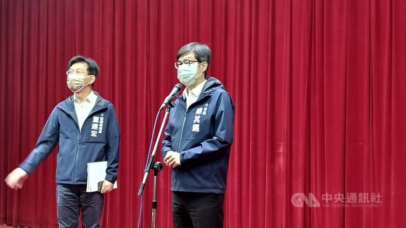 高雄城中城大火後,建物後續處理受關注。市長陳其邁(右)8日表示,相關結構安全鑑定報告將於本週出爐,現階段主要是協助住戶安置,未來處理方案,會以住戶的居住權、財產權保護為最重要的把關原則。中央社記者蔡孟妤攝 110年11月8日