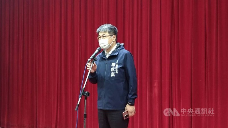 高雄市政府持續公安稽查20年以上舊大樓逃生動線,從嚴排除障礙。苓雅區一處社區大樓有住戶表示,工務局以阻礙逃生通道為由,將部分牆面打洞破壞。工務局長楊欽富(圖)8日強調影響公安,必須有拆除機制。中央社記者蔡孟妤攝 110年11月8日