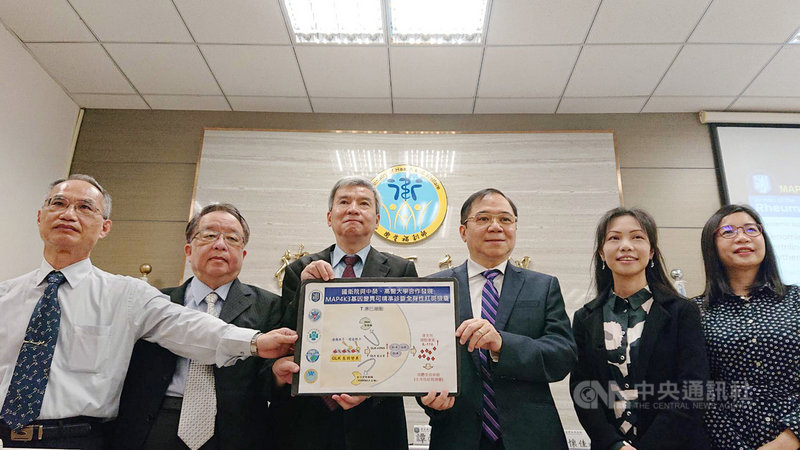 國衛院與中榮、高醫大合作發現,GLK蛋白激酶基因變異可精準診斷全身性紅斑狼瘡,若定期追蹤帶有此基因變異女性家族成員,可藉由基因檢測篩檢早期診斷。中央社記者陳婕翎攝 110年11月8日