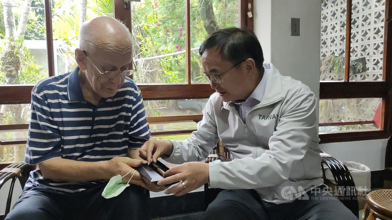 在台東奉獻服務將近60年,白冷會葛德神父(左)將在16日返回瑞士。立委劉櫂豪(右)特別到教會,送一支手作鋼筆給葛德神父留念,希望神父提筆寫字時想起台灣。中央社記者盧太城攝 110年11月8日