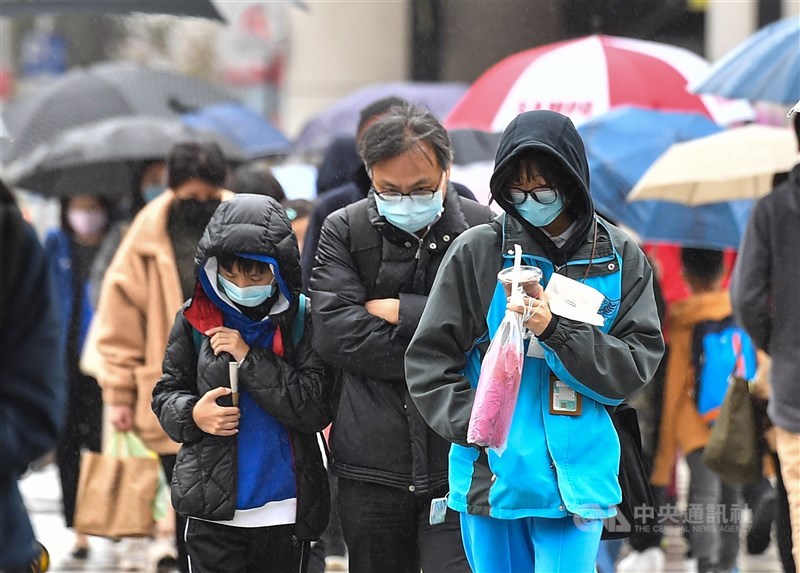中央氣象局8日針對北北基等6縣市發布大雨特報。氣象專家吳德榮預估晚間北台灣降溫至攝氏14度。(中央社檔案照片)