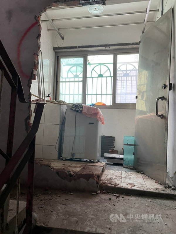 高雄市苓雅區一處社區大樓有住戶表示,市府工務局以阻礙逃生通道為由,將部分牆面打洞破壞。工務局強調,該棟社區大樓有2座逃生梯,1座被隔牆等障礙封住,完全阻礙逃生動線,已有告知限期改善,不改善就拆除。(高雄市工務局提供)中央社記者蔡孟妤傳真 110年11月8日