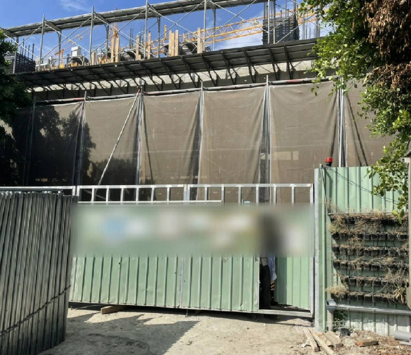 台中工業區一處正在興建中的廠房新建工程8日上午發生工安意外,有一名工人在作業時跌落遭鋼筋刺穿,台中市消防局據報緊急送醫仍告不治。(民眾提供)中央社記者郝雪卿傳真 110年11月8日