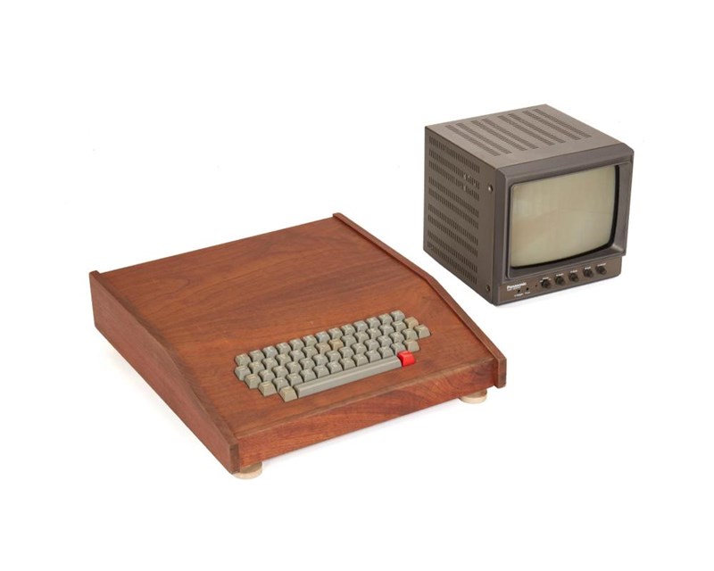 初代蘋果電腦Apple-1由蘋果已故創辦人賈伯斯45年前親自組裝,9日將在美國拍賣,估可拍得逾新台幣1600萬元。(圖取自約翰莫蘭拍賣公司網頁johnmoran.com)