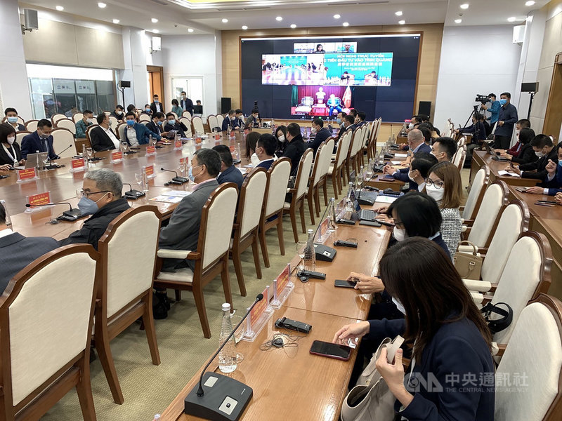 越南廣寧省9日與台商座談,除允諾加強行政效率,當地大學也願意與企業合作共同培訓華語人才,希望吸引台商前來投資。(讀者提供)中央社記者陳家倫河內傳真 110年11月9日