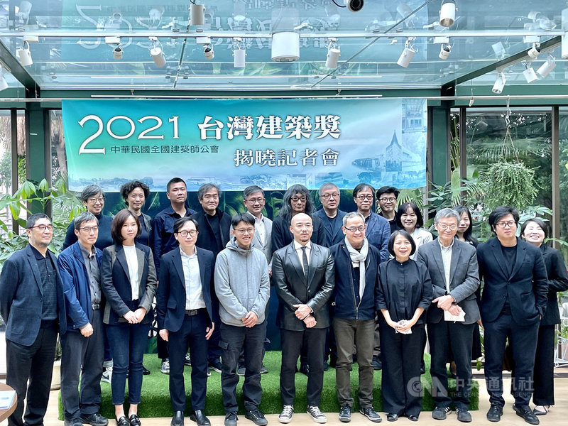 2021台灣建築獎揭獎典禮9日下午舉行,由嘉義市立美術館與屏東縣立圖書館總館共同獲得首獎,西薩會所與嘉卿會所合作的台豐高爾夫球場則獲得評審團獎,得獎者與評審團齊聚一堂合影。中央社記者趙靜瑜攝 110年11月9日
