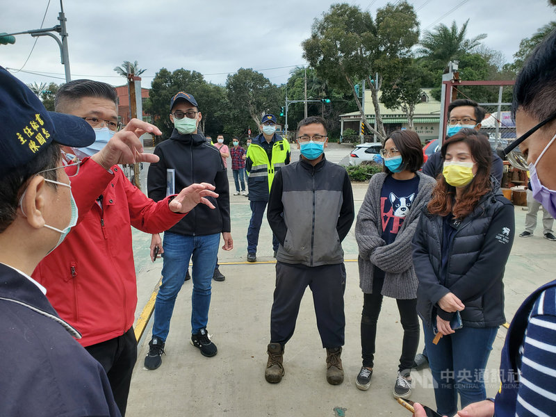 林口某違章資收場運作時常噪音擾鄰引民怨,新北市政府9日派公安小組進場稽查,議員陳明義(紅衣)居間協調,業者同意撤場遷離。中央社記者王鴻國攝 110年11月9日