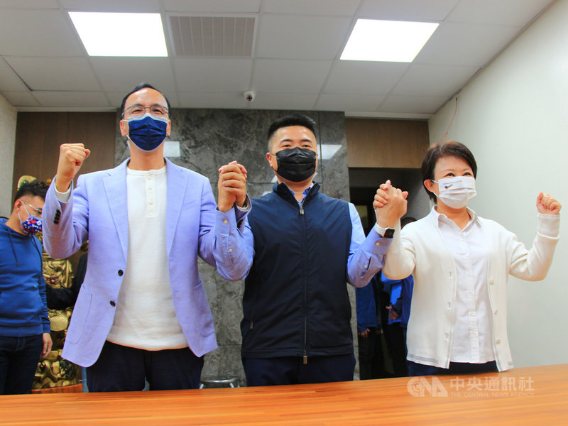 國民黨主席朱立倫(左)9日在台中市長盧秀燕(右)等人陪同下,在前立委顏寬恒(中)沙鹿服務處宣布,由顏寬恒代表國民黨參加台中第2選區立委補選。中央社記者蘇木春攝 110年11月9日