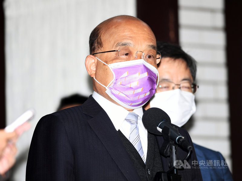 行政院長蘇貞昌(前)9日赴立法院會備詢,會前受訪時,就國民黨主席朱立倫批評軍公教加薪4%被通膨吃掉一事回應,馬政府執政時期,加薪有比蔡政府高嗎?不要自己做不到還酸葡萄,國民黨不要只會批評。中央社記者施宗暉攝 110年11月9日