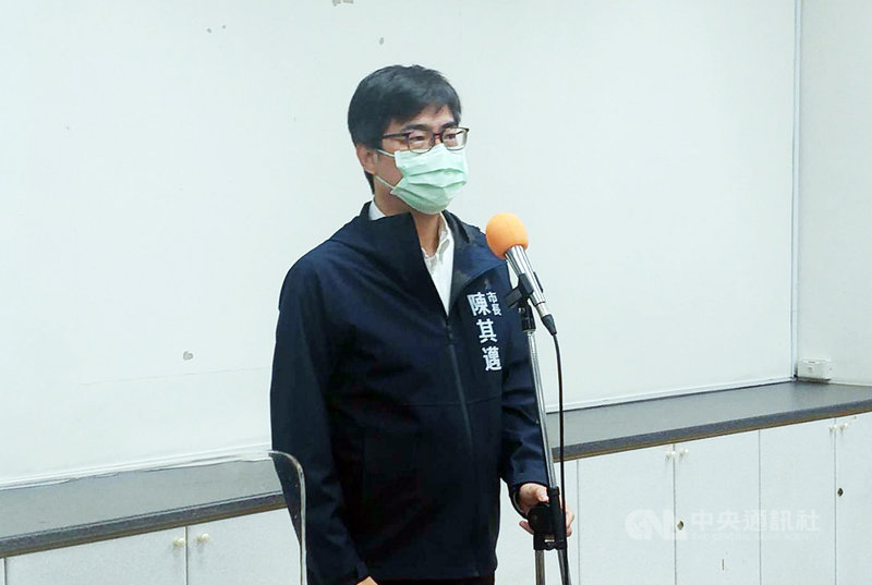 台中市第2選區立委補選,前台中市長林佳龍8日說,若將罷免當成選舉延長賽,社會普遍印象是「輸不起」。高雄市長陳其邁(圖)9日上午在市議會接受媒體聯訪,被問及此事時則表示,選舉、罷免自有其原因過程,尊重市民決定。中央社記者蔡孟妤攝 110年11月9日