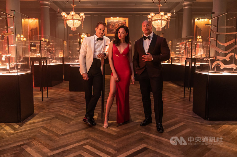 好萊塢巨星巨石強森（Dwayne Johnson）（右起）、蓋兒．加朵（Gal Gadot）與萊恩．雷諾斯（Ryan Reynolds）3人私下都是多年好友，彼此的感情與默契也在Netflix喜劇動作片「紅色通緝令」中一覽無遺。（Netflix提供）中央社記者葉冠吟傳真 110年11月9日