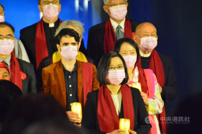總統蔡英文(前)9日出席世界宗教博物館20週年館慶,與來賓一起點燃心燈祈福,共同參加「華嚴世界-靈性生態館」啟動儀式。中央社記者黃旭昇新北攝 110年11月9日