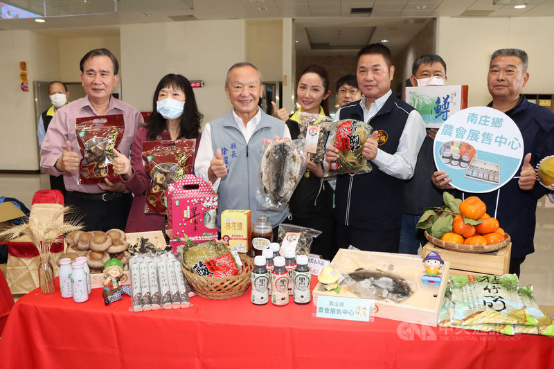 苗栗縣政府9日在縣府一樓大廳舉辦「貓裏豐味」農會社區小舖聯合行銷記者會,縣長徐耀昌(左3)等人出席,盼配合五倍券及農遊券等振興措施,以新鮮直送「地產地銷」特色,搶攻商機。(苗栗縣政府提供)中央社記者管瑞平傳真 110年11月9日