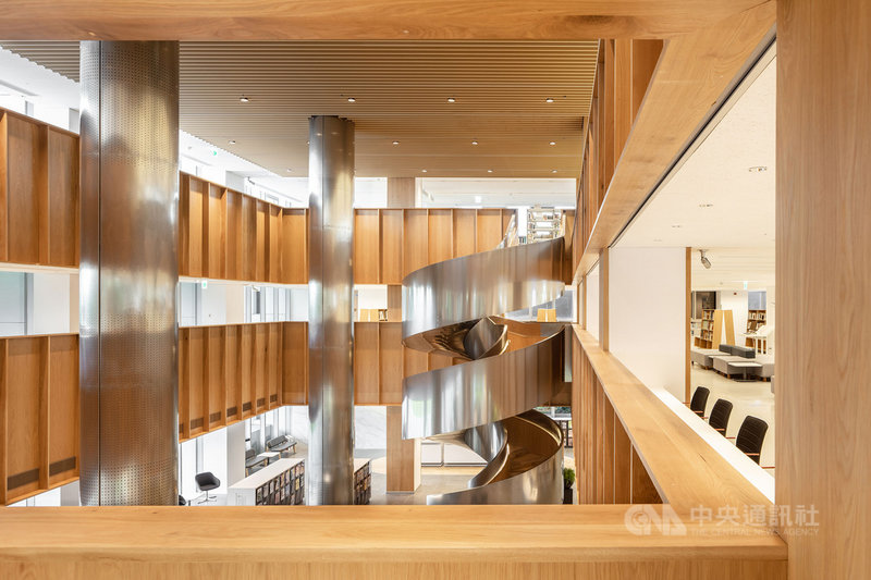屏東縣立圖書館總館以黑、白色盒子材料外觀區隔了新舊建築的關係,讓寶貴的樹林與圖書館融合為一體,透過空間結構的改變,提升了空間使用效率,獲得2021台灣建築獎首獎。(張瑪龍陳玉霖聯合建築師事務所提供)中央社記者趙靜瑜傳真 110年11月9日