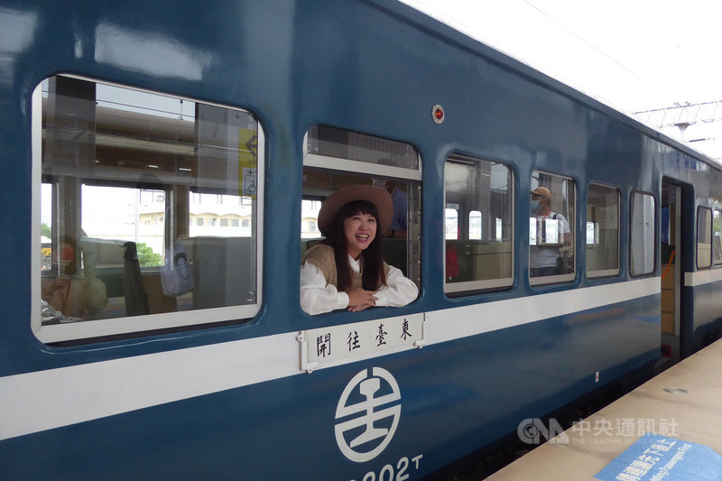 台鐵觀光列車藍皮解憂號10月啟航以來,深受旅客喜愛,根據統計,目前藍皮解憂號在年底前銷售超過8000人,熱門時段的銷售量已經超過8成滿。中央社記者余曉涵攝 110年11月9日