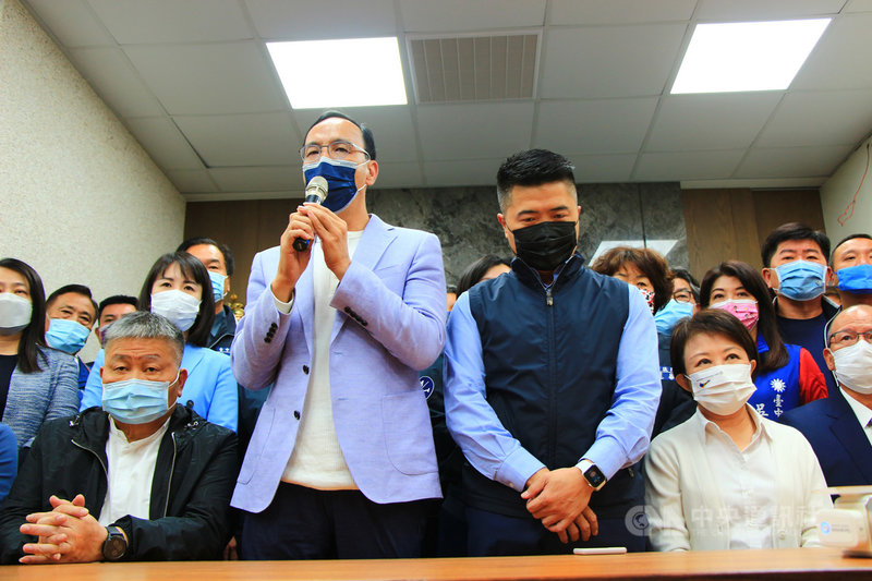 國民黨主席朱立倫(前左2)9日在前立委顏寬恒(前右2)沙鹿服務處宣布,由顏寬恒代表國民黨參加台中第2選區立委補選。前右為台中市長盧秀燕、前左為鎮瀾宮董事長顏清標。中央社記者蘇木春攝 110年11月9日