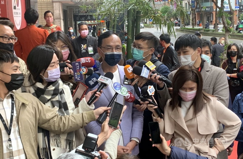 中國國民黨主席朱立倫(中)9日接受聯訪表示,4項公投電視意見發表會的參加人選,無論是提案人領軍,或國民黨年輕戰將,希望每位都是最優秀的奮戰人員。中央社記者黃旭昇新北攝 110年11月9日