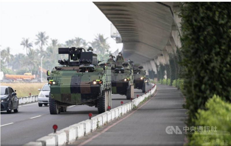 軍事新聞通訊社9日報導,機步333旅配合想定,透過實兵實裝的方式,由營區機動前往目標區,待命實施反擊作戰及狀況應變處置,同時驗證機動期間戰力保存作為。(軍聞社提供)中央社記者游凱翔傳真 110年11月9日